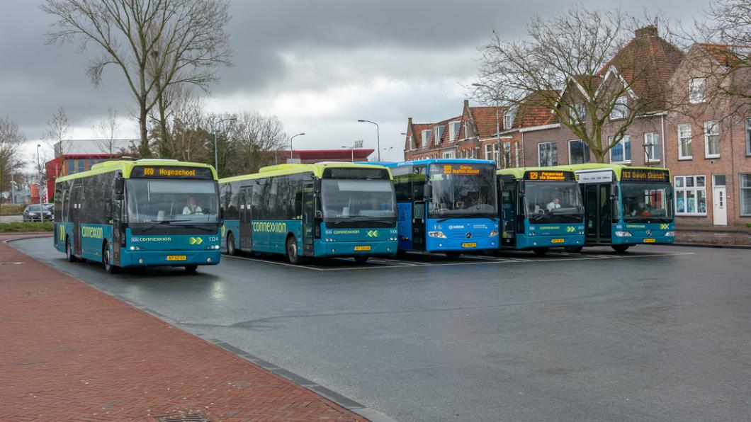 Bussen bij station Alkmaar bussen.jpg