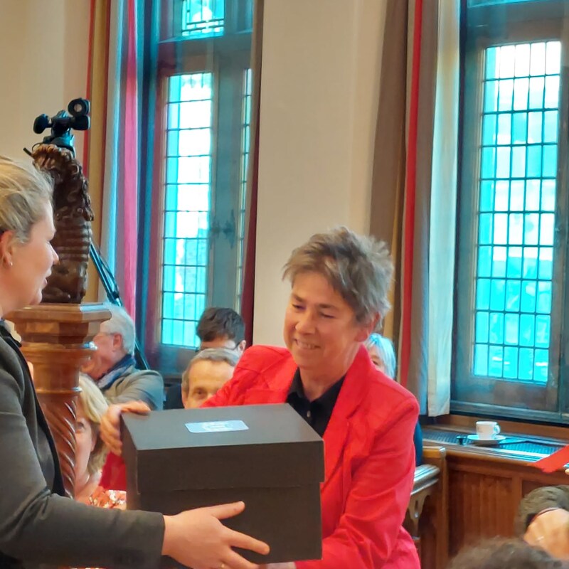 ineke ontvangt cadeau